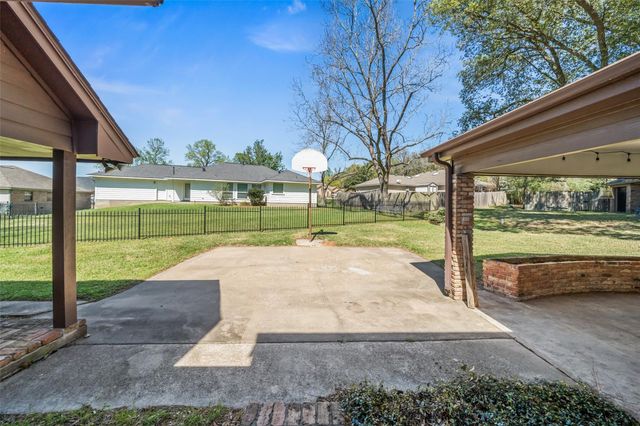 1223 Green Briar Drive, Huntsville, TX 77340