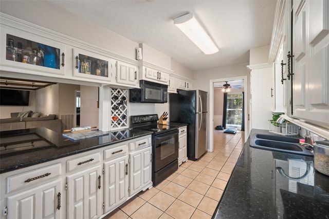 1223 Green Briar Drive, Huntsville, TX 77340