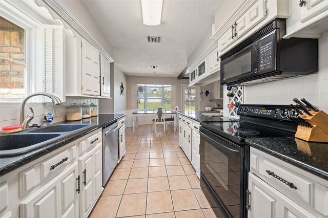 1223 Green Briar Drive, Huntsville, TX 77340