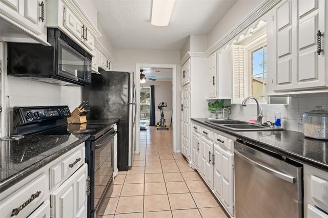 1223 Green Briar Drive, Huntsville, TX 77340