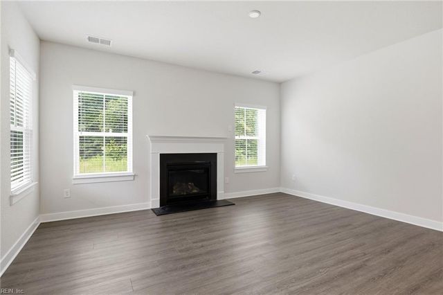 2101 Mainsail DR, Carrollton, VA 23314