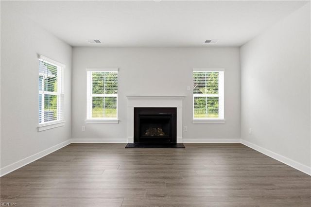 2101 Mainsail DR, Carrollton, VA 23314