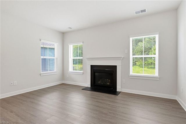 2101 Mainsail DR, Carrollton, VA 23314
