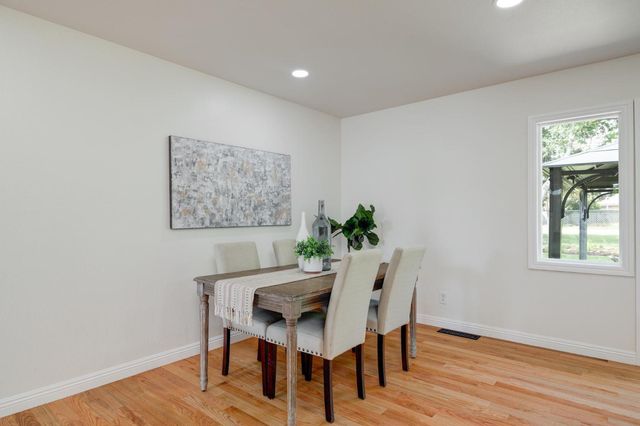6942 S Land Park Dr, Sacramento, CA 95831