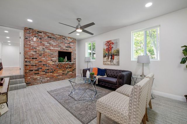 6942 S Land Park Dr, Sacramento, CA 95831