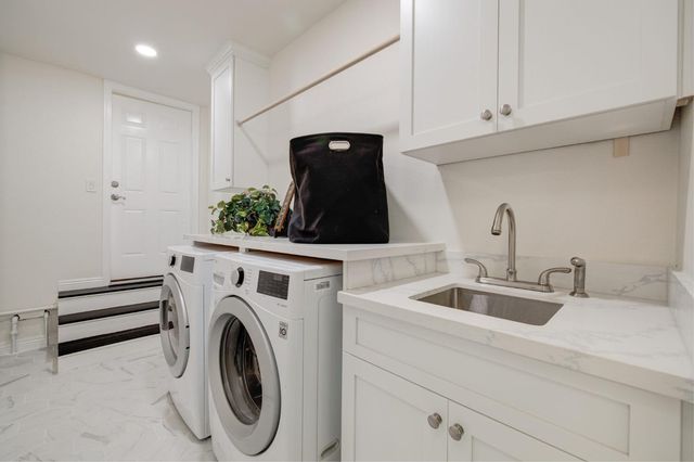 6942 S Land Park Dr, Sacramento, CA 95831