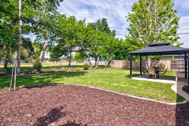 6942 S Land Park Dr, Sacramento, CA 95831