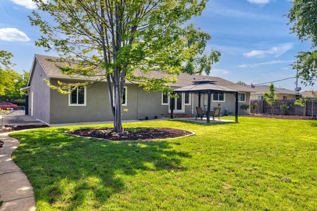 6942 S Land Park Dr, Sacramento, CA 95831