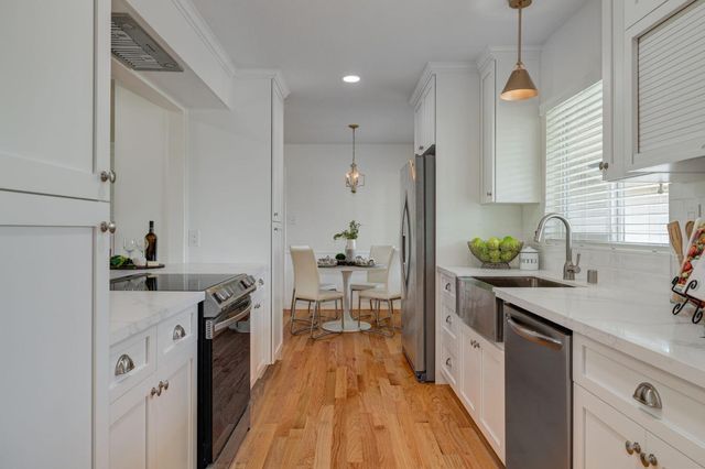 6942 S Land Park Dr, Sacramento, CA 95831