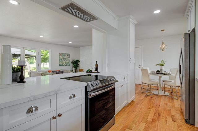 6942 S Land Park Dr, Sacramento, CA 95831