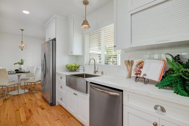 6942 S Land Park Dr, Sacramento, CA 95831