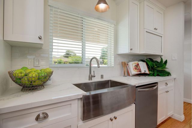 6942 S Land Park Dr, Sacramento, CA 95831