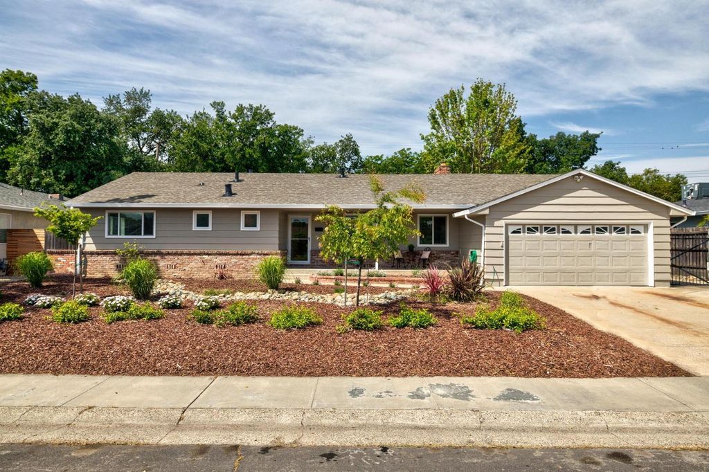 6942 S Land Park Dr, Sacramento, CA 95831