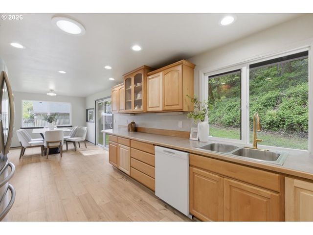 15010 CLACKAMAS RIVER Dr, Oregon City, OR 97045