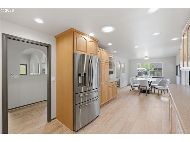 15010 CLACKAMAS RIVER Dr, Oregon City, OR 97045