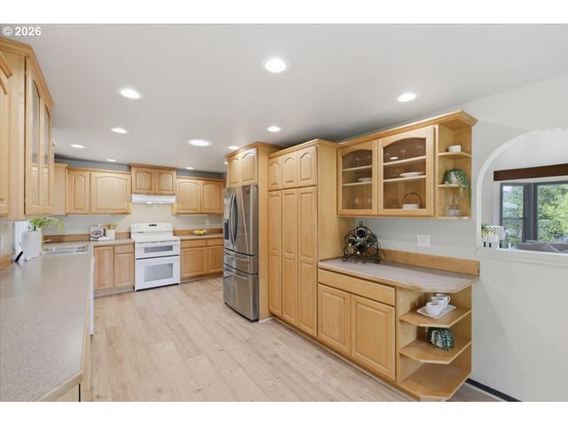 15010 CLACKAMAS RIVER Dr, Oregon City, OR 97045