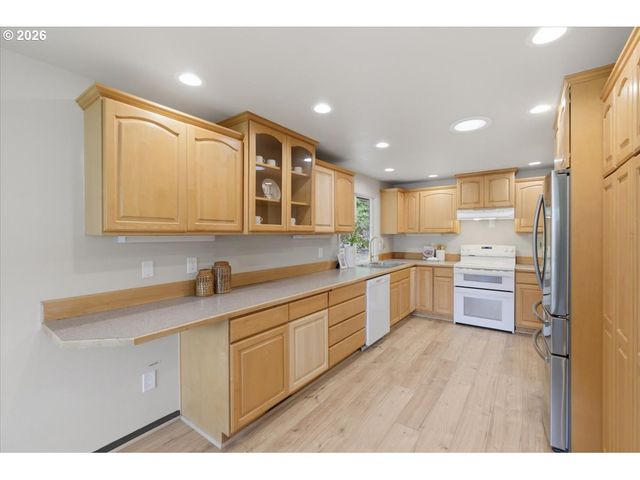 15010 CLACKAMAS RIVER Dr, Oregon City, OR 97045