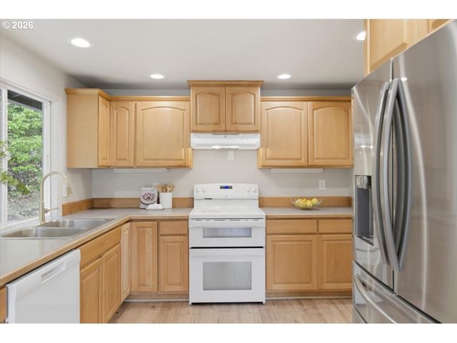 15010 CLACKAMAS RIVER Dr, Oregon City, OR 97045