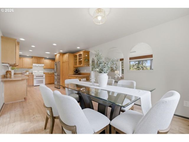 15010 CLACKAMAS RIVER Dr, Oregon City, OR 97045