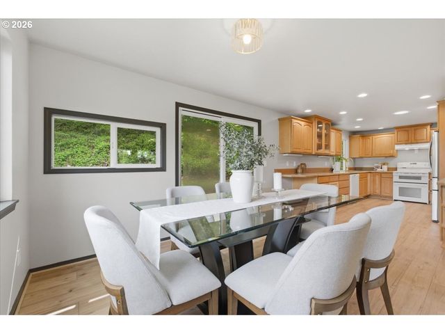 15010 CLACKAMAS RIVER Dr, Oregon City, OR 97045