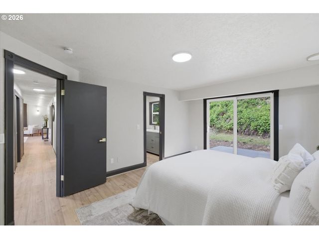 15010 CLACKAMAS RIVER Dr, Oregon City, OR 97045