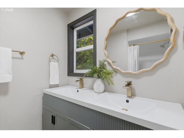 15010 CLACKAMAS RIVER Dr, Oregon City, OR 97045