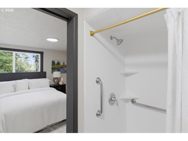 15010 CLACKAMAS RIVER Dr, Oregon City, OR 97045