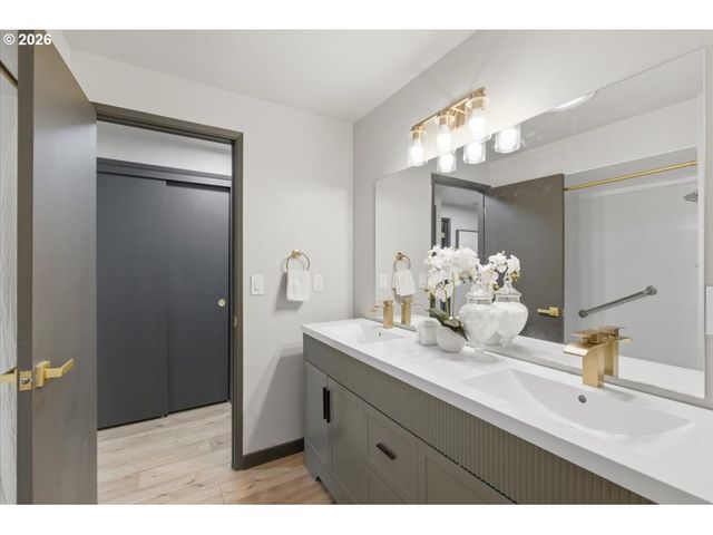 15010 CLACKAMAS RIVER Dr, Oregon City, OR 97045