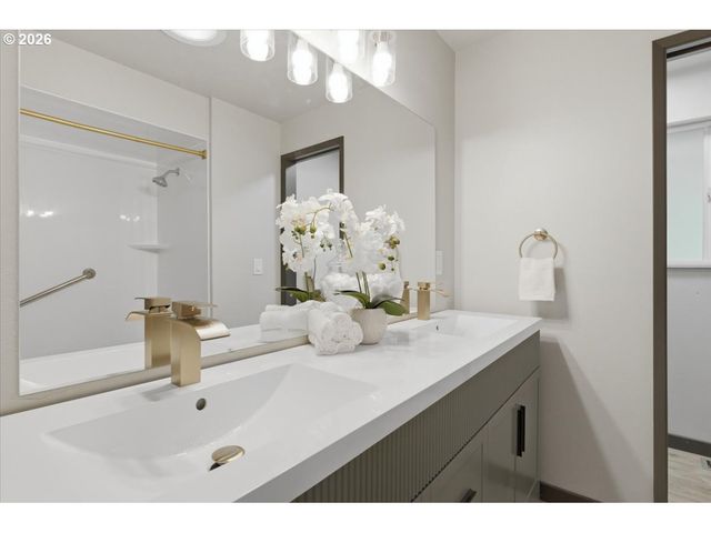 15010 CLACKAMAS RIVER Dr, Oregon City, OR 97045