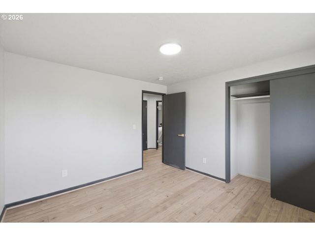 15010 CLACKAMAS RIVER Dr, Oregon City, OR 97045