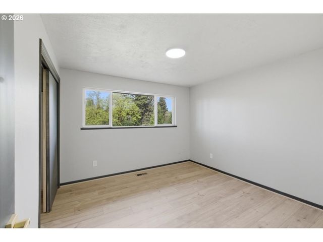 15010 CLACKAMAS RIVER Dr, Oregon City, OR 97045