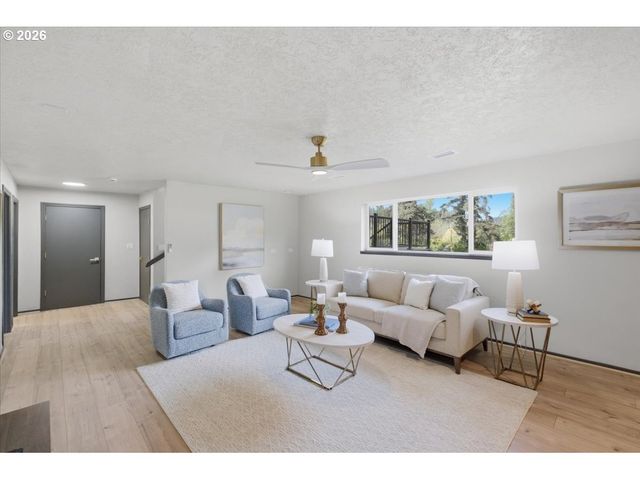 15010 CLACKAMAS RIVER Dr, Oregon City, OR 97045