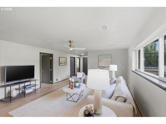 15010 CLACKAMAS RIVER Dr, Oregon City, OR 97045