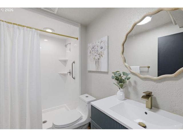 15010 CLACKAMAS RIVER Dr, Oregon City, OR 97045