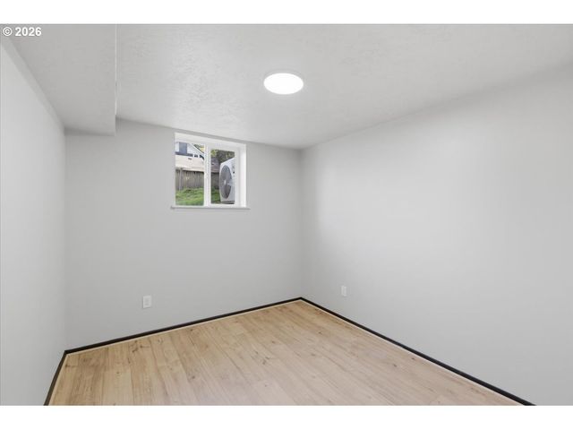 15010 CLACKAMAS RIVER Dr, Oregon City, OR 97045