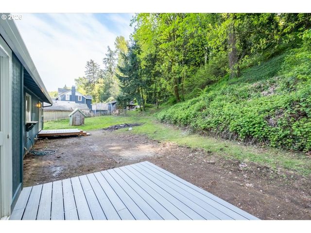 15010 CLACKAMAS RIVER Dr, Oregon City, OR 97045