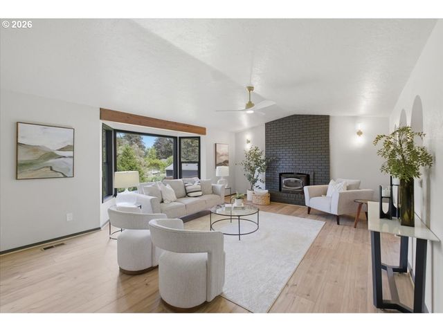 15010 CLACKAMAS RIVER Dr, Oregon City, OR 97045