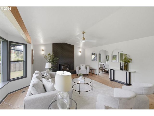 15010 CLACKAMAS RIVER Dr, Oregon City, OR 97045