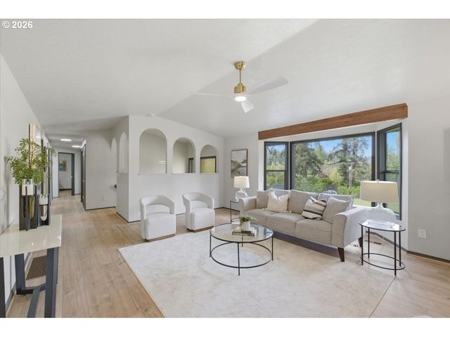 15010 CLACKAMAS RIVER Dr, Oregon City, OR 97045