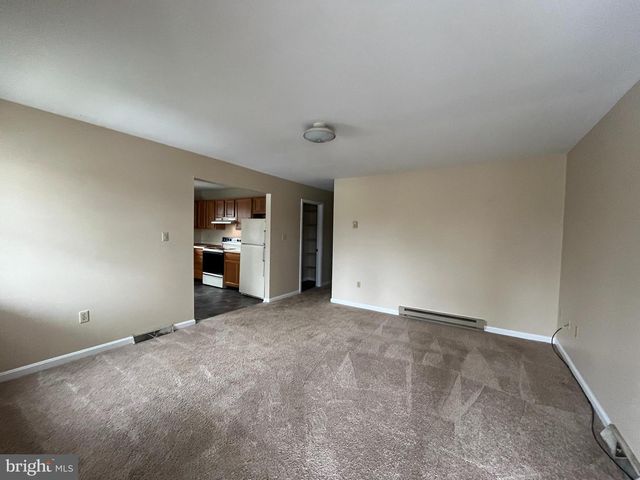 704A THOMAS LN, Martinsburg, WV 25401