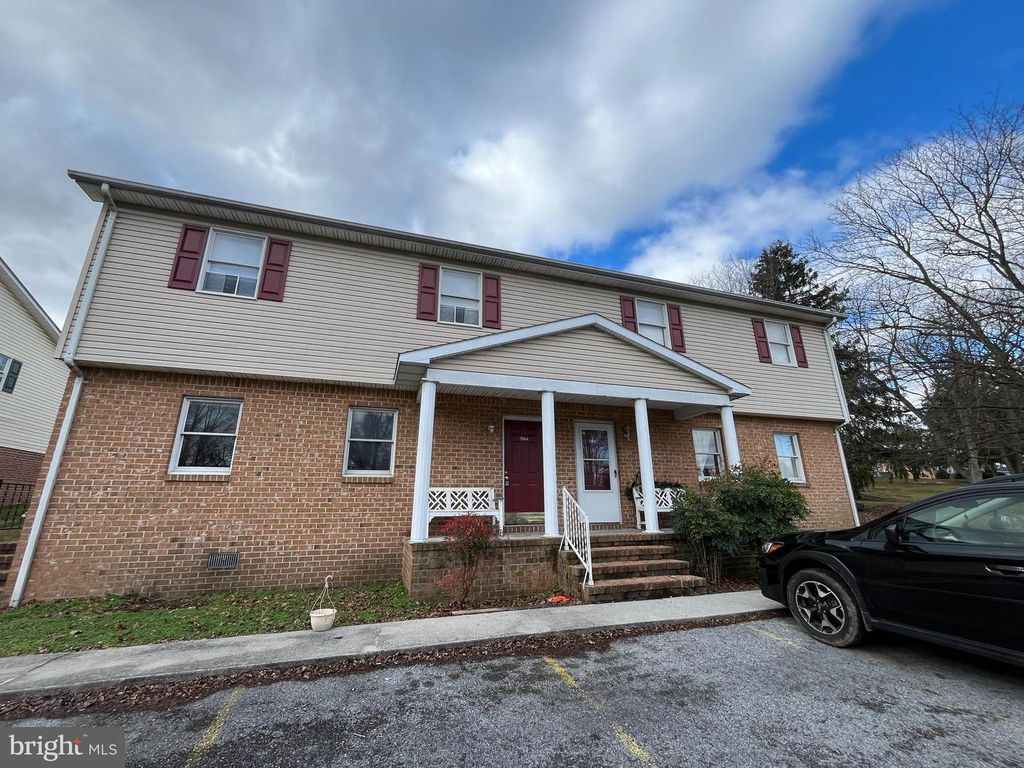 704A THOMAS LN, Martinsburg, WV 25401