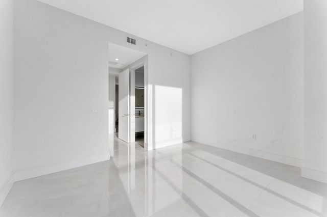 220 Lake Shore Drive 2223, Lake Park, FL 33403