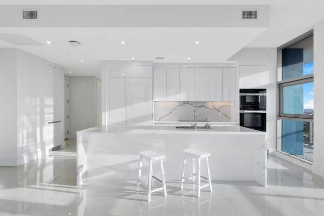 220 Lake Shore Drive 2223, Lake Park, FL 33403