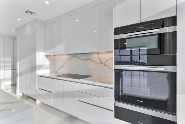 220 Lake Shore Drive 2223, Lake Park, FL 33403