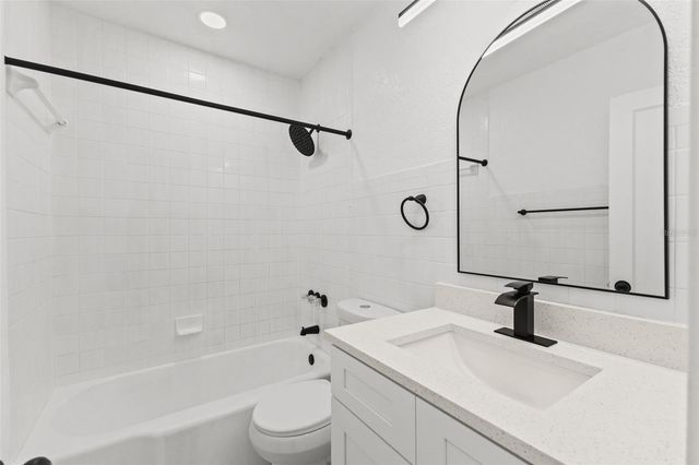 2008 OAKWOOD AVENUE, Tampa, FL 33605