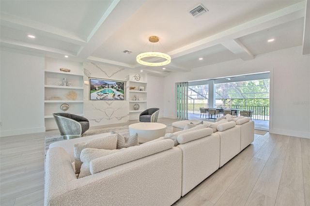 4815 W SUNSET BOULEVARD, Tampa, FL 33629