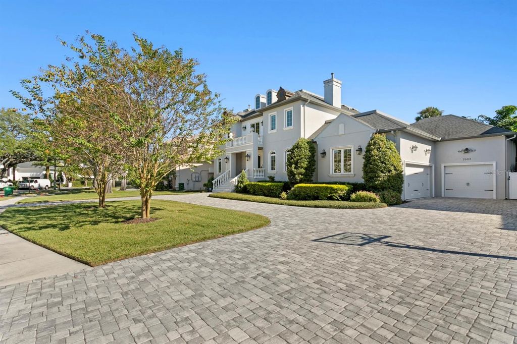 Image 2 of property listing at 2604 S BRYANT CIRCLE, Tampa, FL 33629