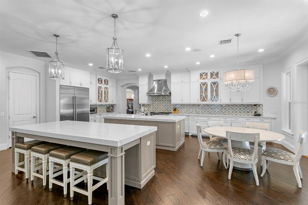 Image 6 of property listing at 2604 S BRYANT CIRCLE, Tampa, FL 33629