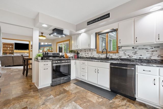 9022 S Bay Court, New Haven, IN 46774