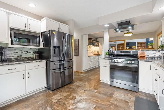 9022 S Bay Court, New Haven, IN 46774